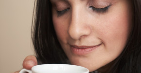 مصرف روزانه قهوه خطر ابتلا به سرطان اندومتر را كاهش میدهد Woman Drinking Coffee