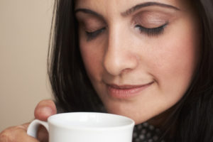 مصرف روزانه قهوه خطر ابتلا به سرطان اندومتر را كاهش میدهد Woman Drinking Coffee