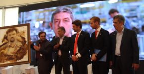 در آیین گشایش پنجمین نمایشگاه قهوه کافکس اتفاق افتاد:<br><br>رونمایی از آخرین مدل اسپرسوساز بتزرا در نمایشگاه قهوه کافکس بتزرا بیزرا اسپرسوساز آرکادیا نمایشگاه قهوه