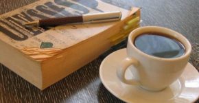 ده داستان به انتخاب بنجامین ابلر که بو و طعم قهوه میدهند قهوه و ادبیات