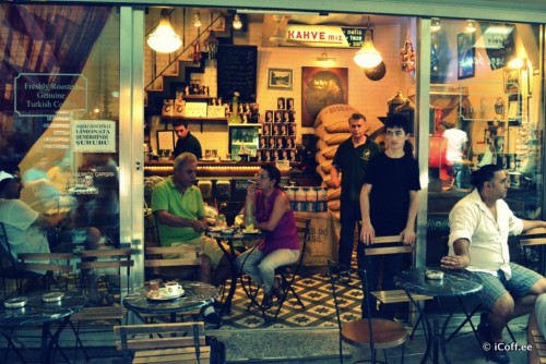 کافه‌ای در استانبول. نزار قبانی