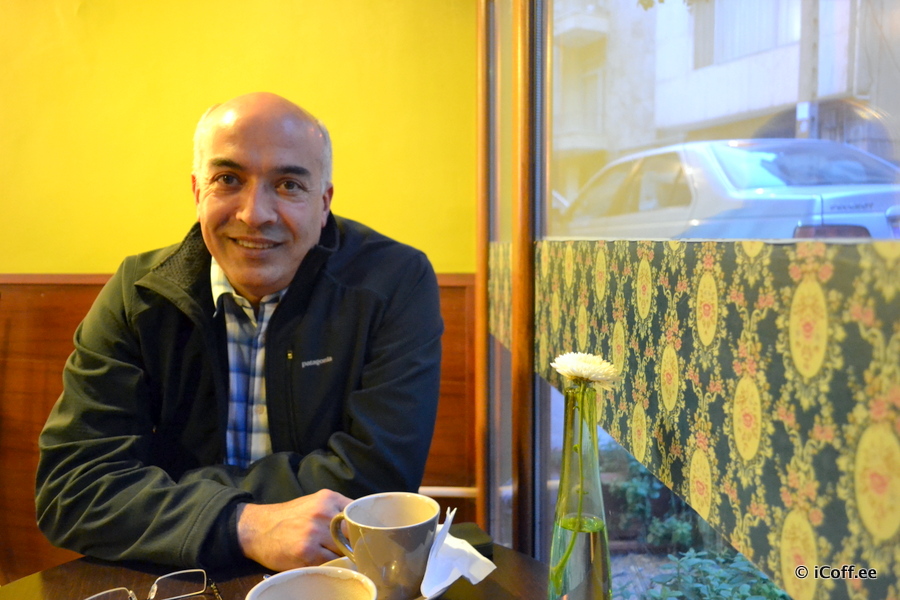 علی قمبری موسس کافی‌شاپ‌های قهوه‌خانه خیابان گیلاس