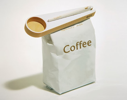 kapu-coffee-scoop-and-bag-closer