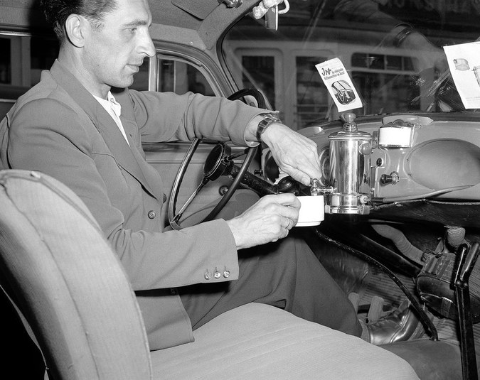 قهوه ساز در ماشین