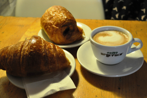 کاپوچینو و کورنتو: صبحانه معمول ایتالیایی‌ها